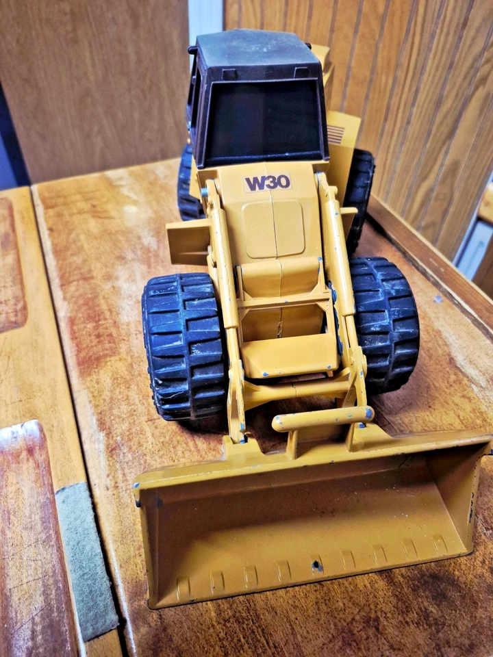 Vintage 1987 ERTL CASE W30 Front-End Loader Diecast Steel Model 1:16 Scale - Image 3 of 4