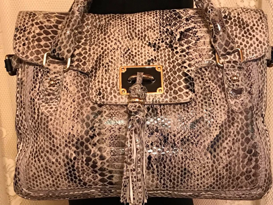 Cartera de cuero de piel de serpiente Elliott Lucca con asas superiores dobles y borla Foto 2 de 4