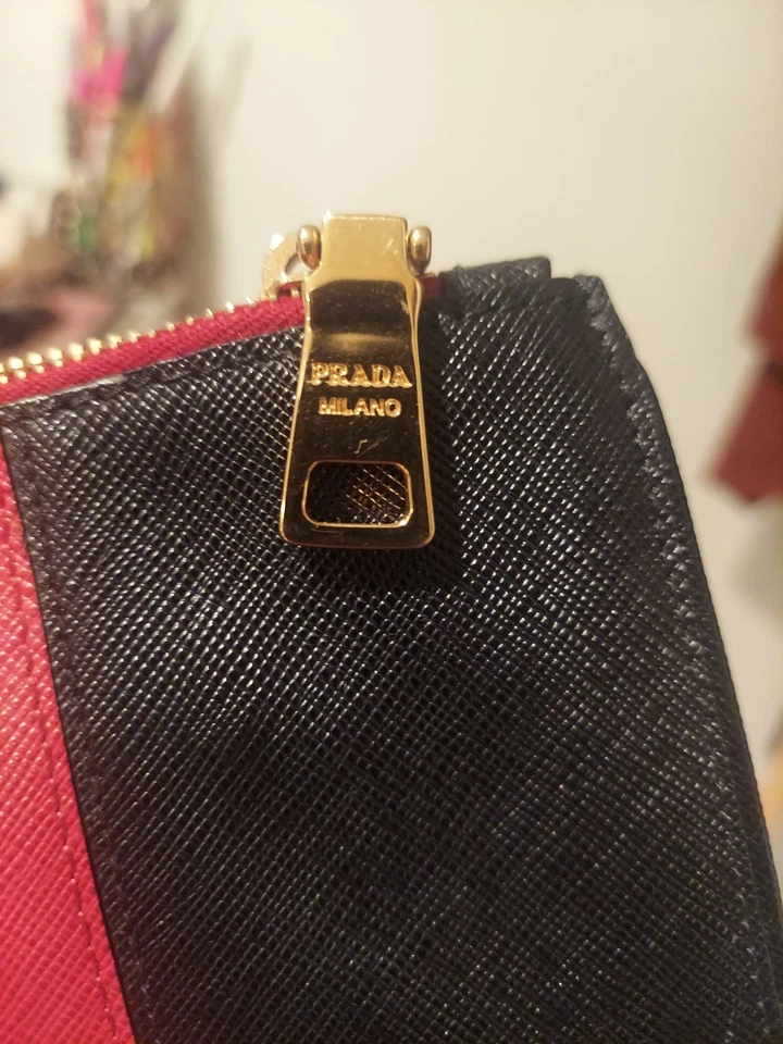 Bolsa PRADA - Várias cores vermelha e preta, com acabamento dourado... - Imagem 3 de 4