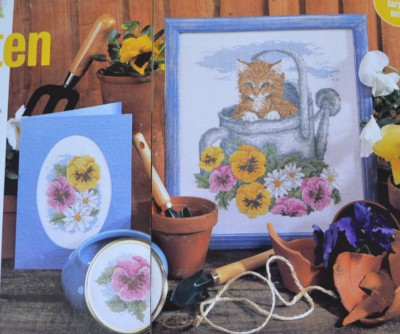 Nur Kreuzstichkarte - entzückendes gewebtes Kätzchen Katze in Gießkanne Blumenszene