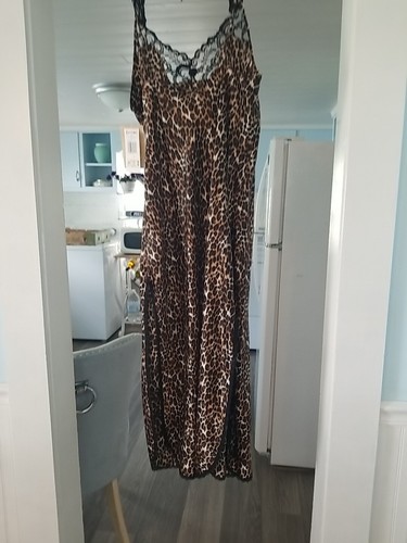Cinema Etoile Robe and Nightgown Set Black Lace Accents Size Large NWT - Picture 8 of 10