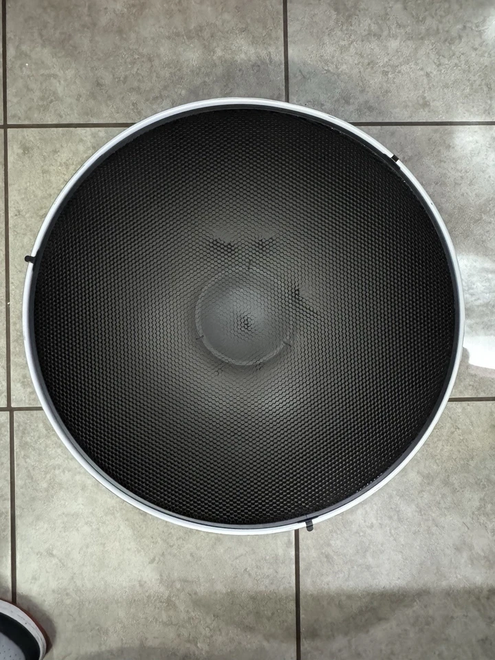 Beauty dish 21.5” with Honeycomb Grid, Diffuser And Speed light Mount - Image 2 of 4