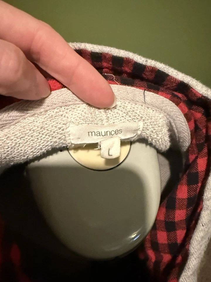 ¡¡Perfecto para ropa navideña!!!Sudadera con capucha gris Maurices con forro a cuadros de guinga roja Foto 3 de 4