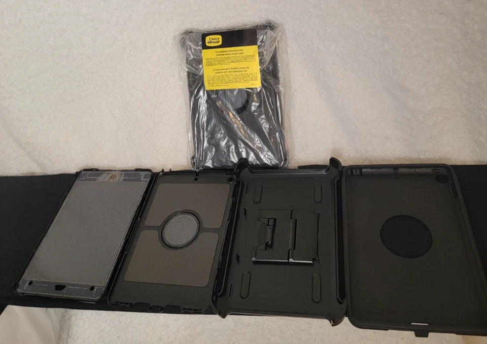 OtterBox 7755876 Defender Case for Apple iPad 5th and 6th Generation - Black - Image 2 of 4