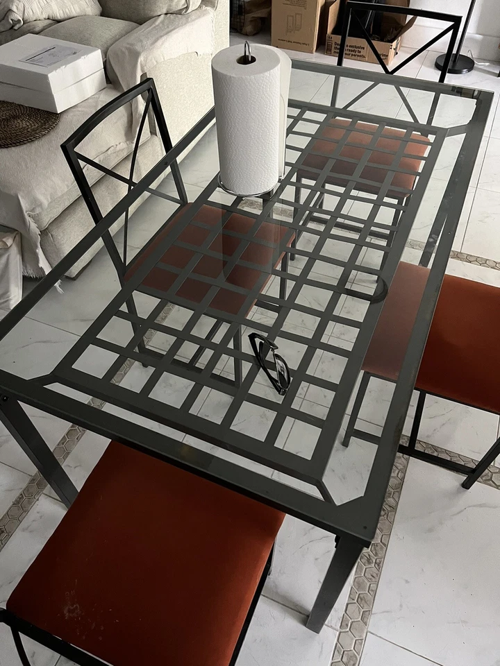 Juego de mesa de comedor, 4 sillas, Granas Ikea. Tapa de vidrio templado y marco de acero Foto 2 de 4