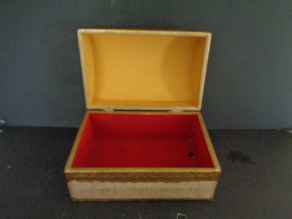 Caja de madera vintage italiana Toleware cúpula con bisagras tapa mijo Angelus dorado Italia Foto 3 de 4