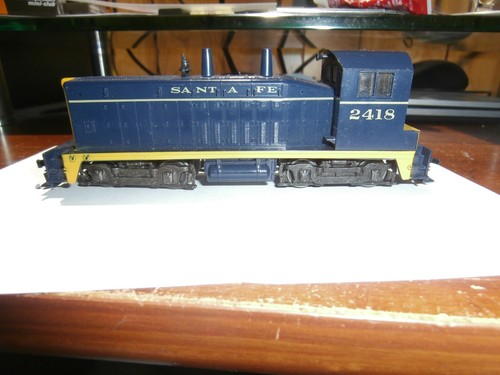 ATHEARN ( I BELIEVE ) HO SCALE DIESEL LOCOMOTIVE-SANTA FE--PARTS ONLY