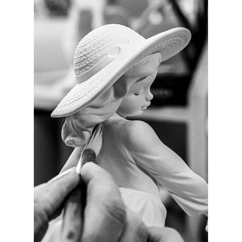 Lladro Hello Little Squirrel! Girl Figurine - Thumbnail 5