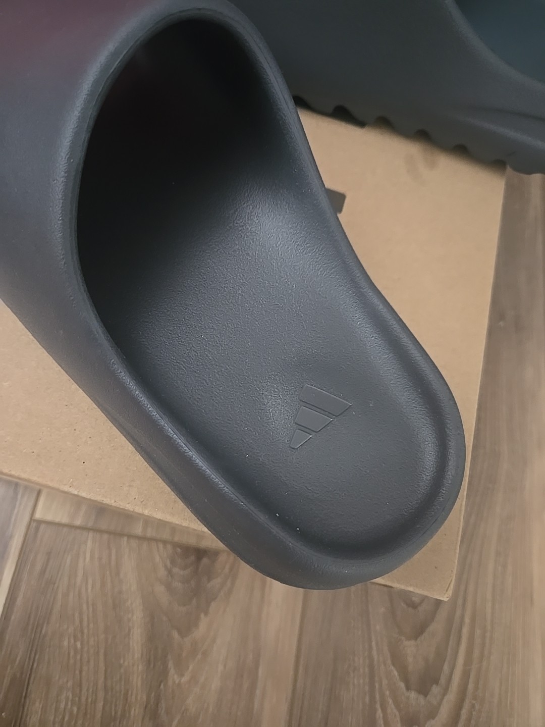 BRAND NEW Adidas Yeezy Slides Granite ID4132 Men's Size 12 Gray With Box thumbnail 5