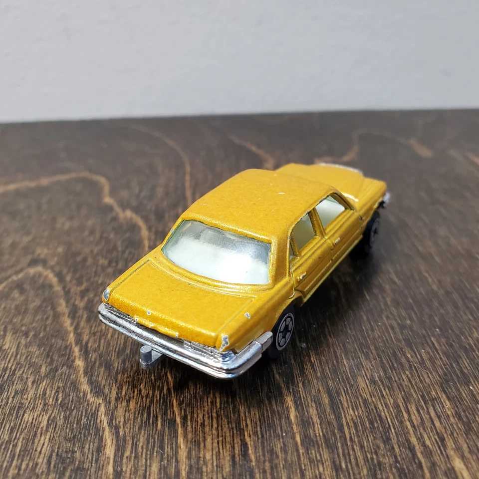 Yatming Mercedes Benz 450 SEL Sparkly Gold Trailer Hitch 1:64 1012 Hong Kong Vtg - Image 3 of 4