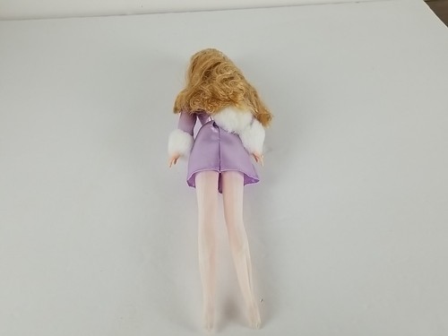 Usato vintage 1991 Barbie con cappotto pompom viola Fashion Avenue Boutique #18126 *LEGGI* - Foto 9 di 14