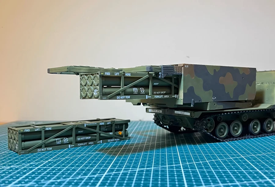 ドラゴン M270 MLRS w/M26 ROCKET PODS タミヤセット M270 MLRS w/M26 Rocket Pods (Plastic model) - HobbySearch