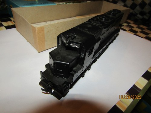 Vintage Athearn HO Undecorated GP-35 Diesel Locomotive Kit Unpowered Dummy 4220 - Picture 6 of 10