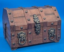 Vintage Holz Schatztruhe – Piratentruhe mit Löwenkopf-Applikationen