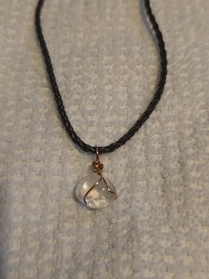 Colgante de cuarzo transparente en un collar de cuero marrón Foto 2 de 2