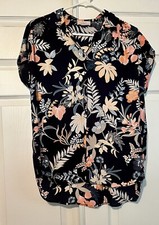 Loft Outlet Women’s Hawaiian Shirt Size Medium. Black Background 