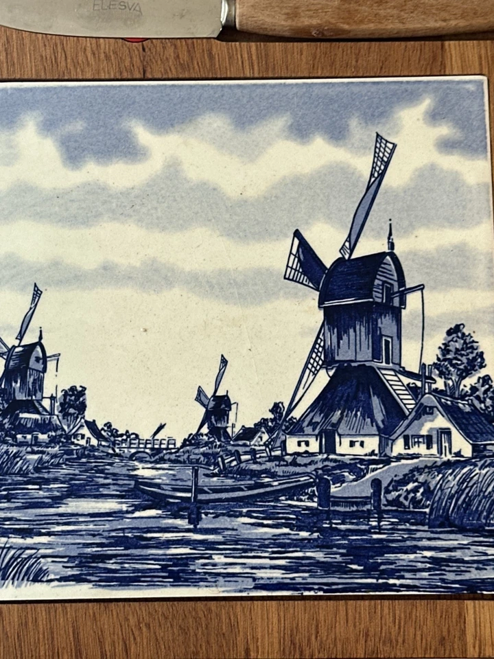 Tablero de queso vintage con tema de París hecho en Holanda azul Delft y corte de azulejos blancos Foto 2 de 4