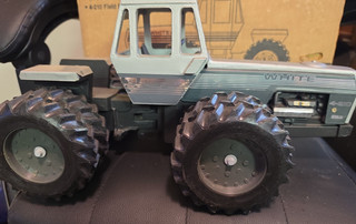 Modelos a escala blanca 4 210 Field Boss 4x4/calcomanía a rayas plateadas y motor Cat 1/16