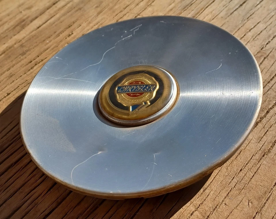 Chrysler Town And Country center cap 2001-2003 part # 04743123AA 01 - Image 2 of 3