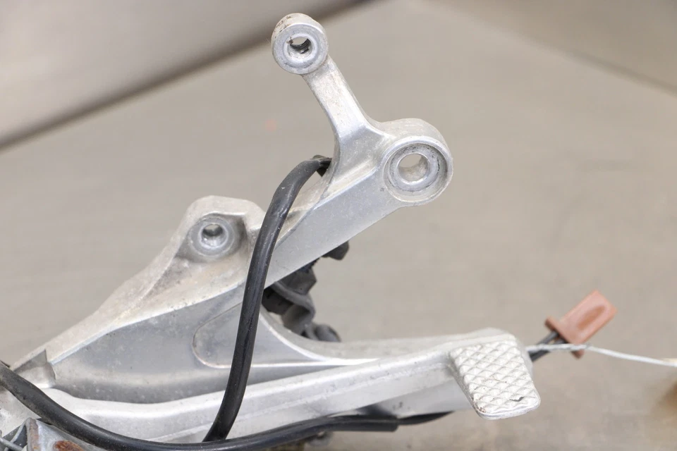 99-02 YAMAHA YZF R6 RIGHT REARSET REAR SET DRIVER FOOT PEG REST STOP Foto 3 de 4