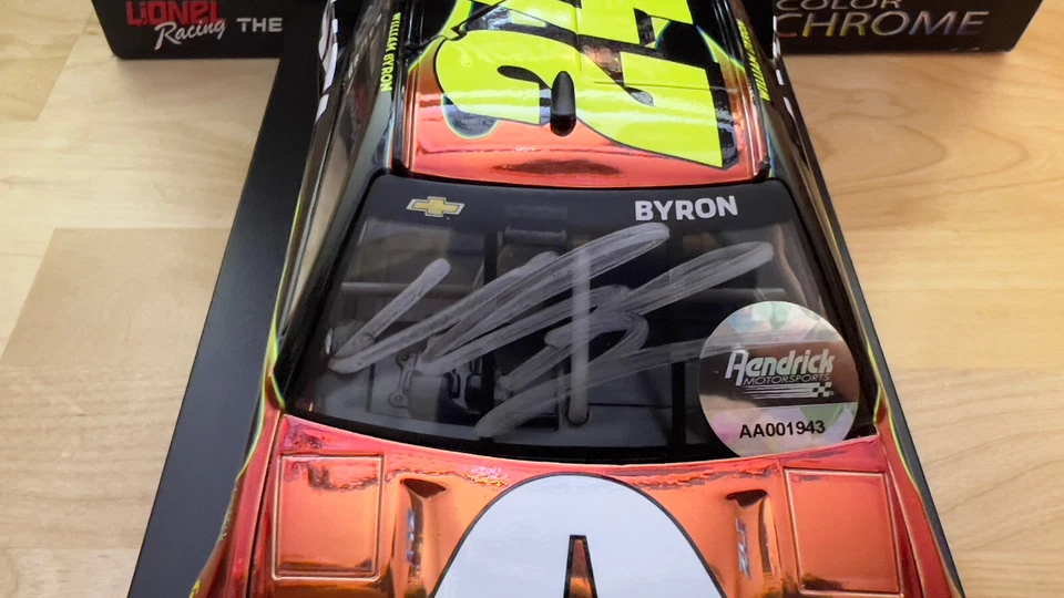 DUEL 签名 Jeff Gordan / William Byron | 2024 Axalta Throwback - 彩色镀铬 — 第 2/4 张图片