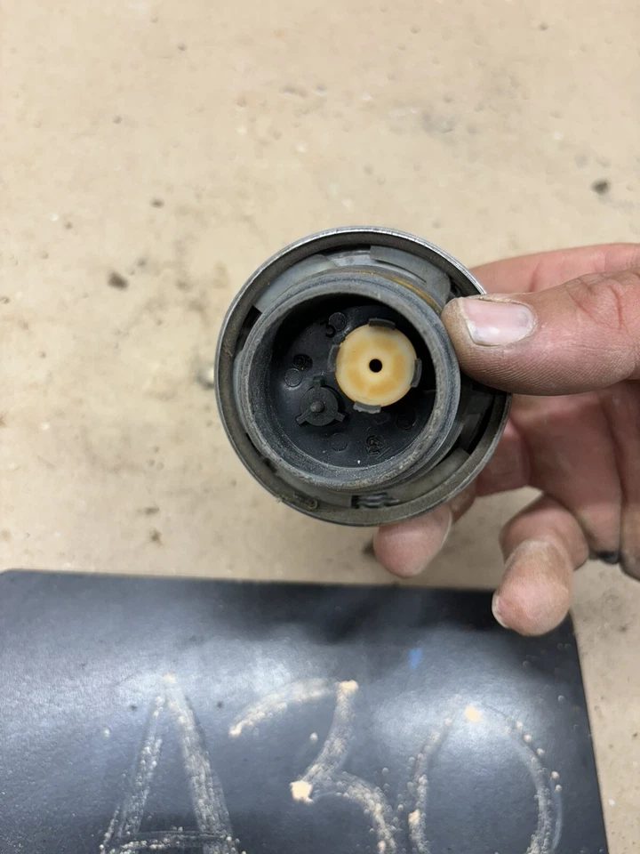 Chevrolet GMC K10 K5 K30 1981 1987 82 83 84 1991 diésel tapa del tanque de combustible OEM ventilado Foto 3 de 4