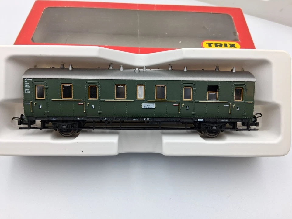 TRIX HO Gauge , 3 x DB 4 Wheeled Carriages . - Image 4 of 4