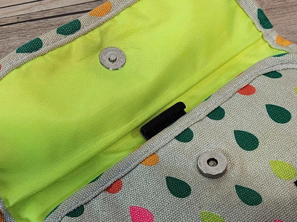 Mujer KAVU Cartera Lona Gotas de Lluvia Cierre Magnético Foto 4 de 4