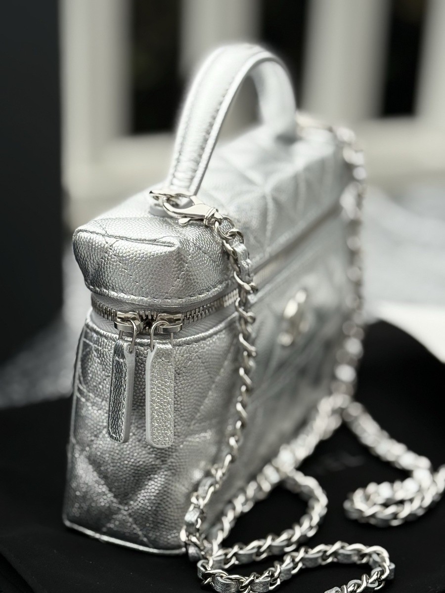 茶*様 Chanel Silver ヴィンテージバッグ BNIB Chanel 26C Mini Hobo Metallic Silver Grained Calfskin Shoulder Ba