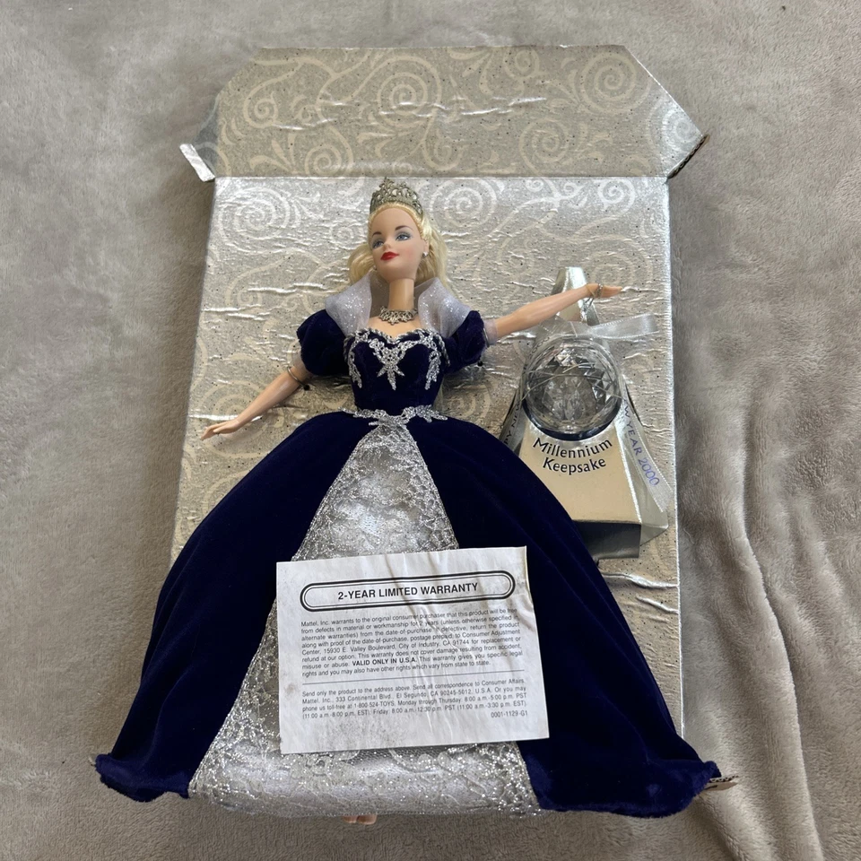 Barbie 24154 2000 Holiday Millennium Princess Glitter Background - Image 4 of 4