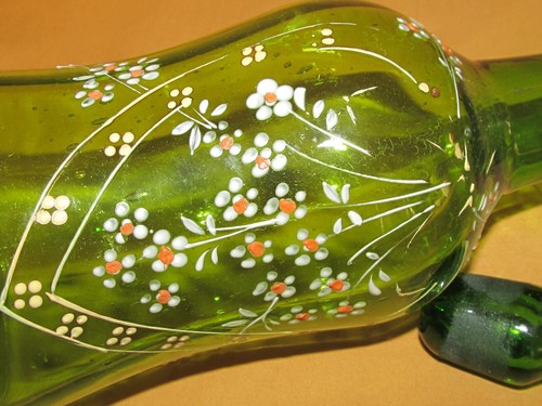 Carafe ancienne en verre soufflé vert à décor floral émaillé - Photo 6 sur 6