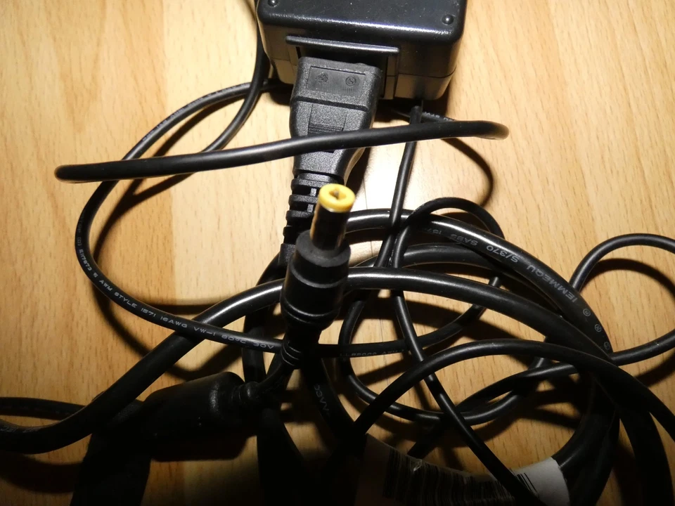 Original Netzteil Ladegerät IBM 02K6744 02K6751  Output  16V / 4.5A - Bild 3 von 4