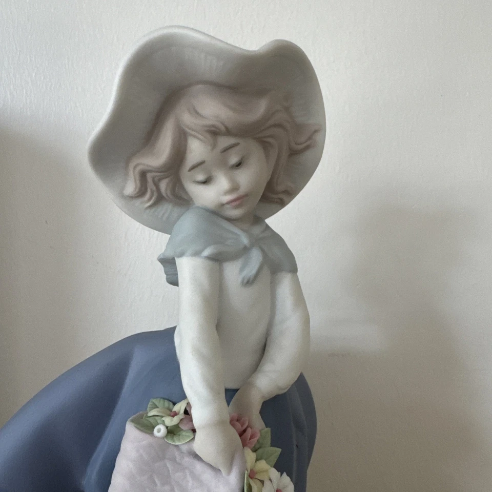 Estatuilla de porcelana vintage con acabado mate Lladro "Pretty Pickings" en caja usada en excelente estado Foto 4 de 4