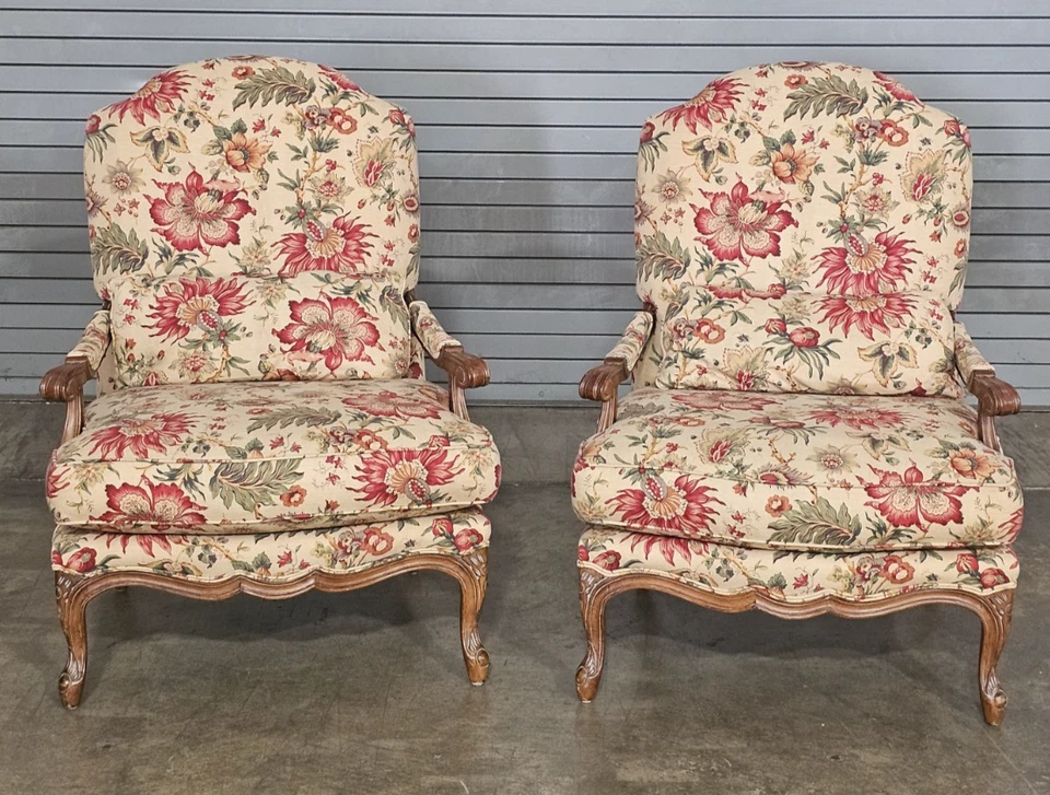 Par de sillones estilo Luis XV de muebles del siglo con tela Chintz y plumón Foto 2 de 4