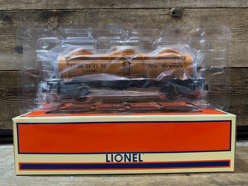 Lionel, Río Grande 2004, carro cisterna de tres cúpulas, #6-26198, calibre O/O27, en caja | Condition: Used