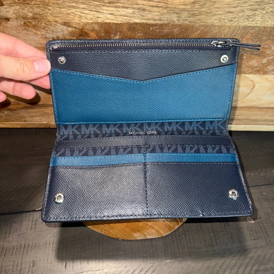 Michael Kors Jet Set Slim Travel Wallet MK 标志牛仔蓝色 — 第 3/4 张图片