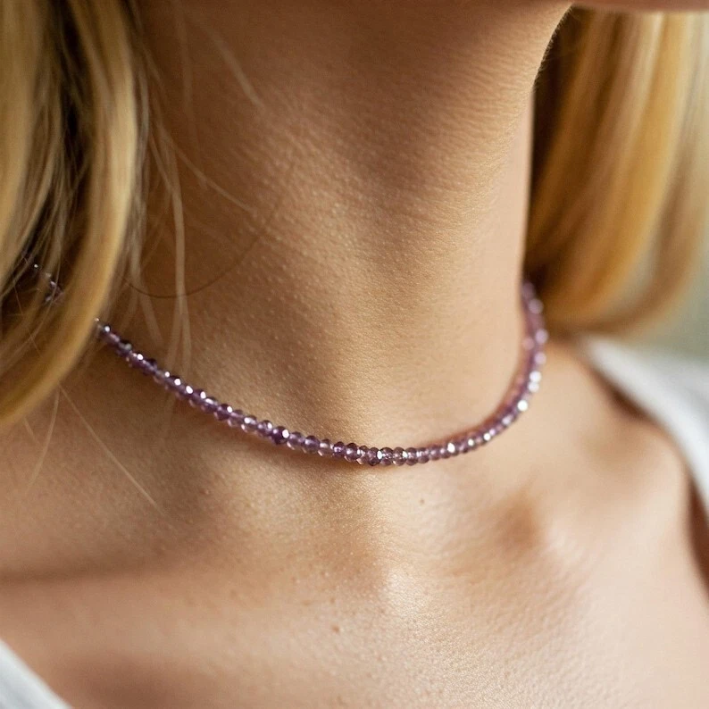 Delicados collares gargantilla de 18"" con cuentas redondas facetadas de amatista de 2-3 mm para mujer Foto 3 de 4