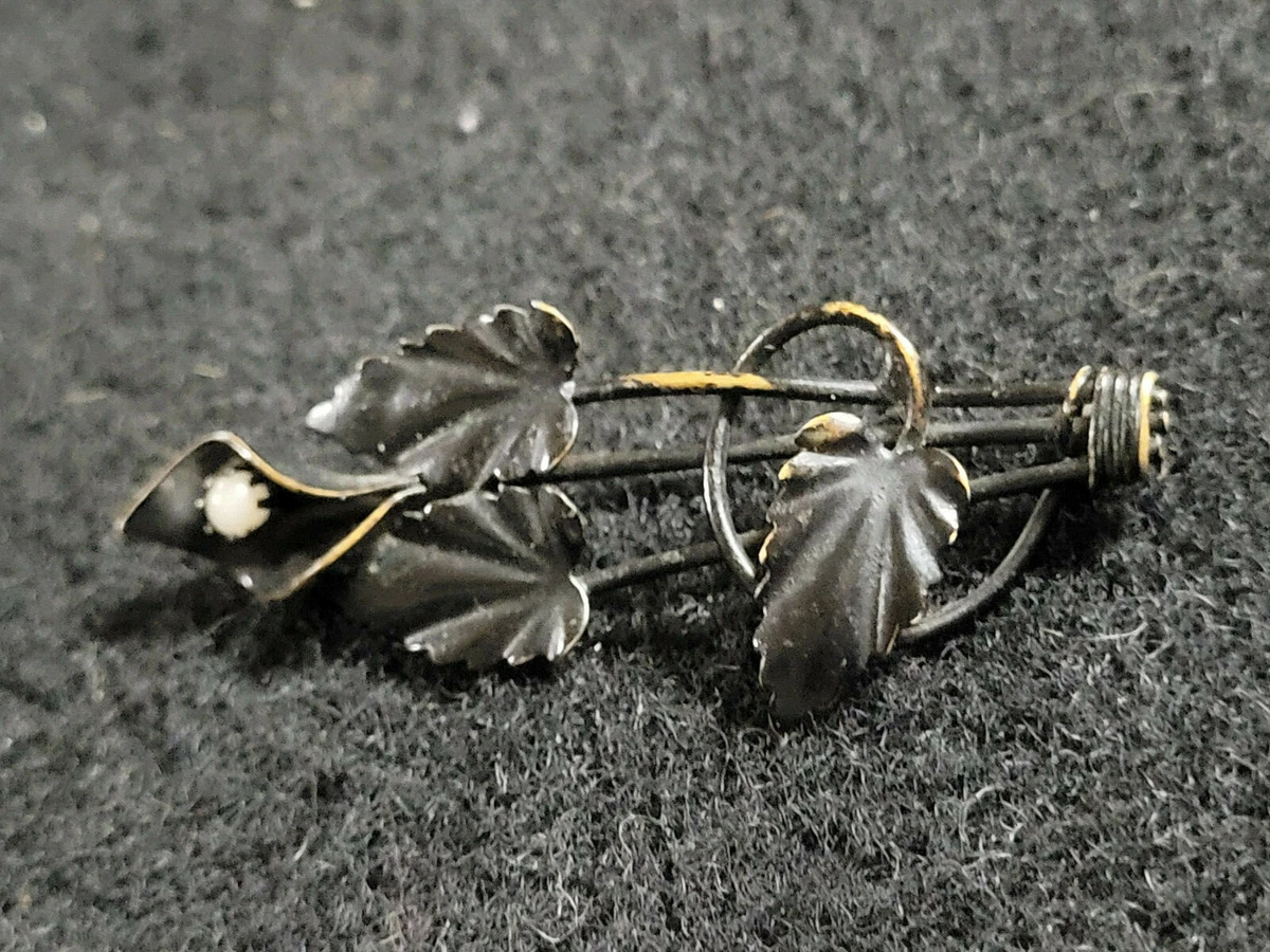 Vintage Ladies Lapel Pin Leaf