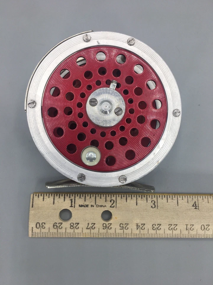 Carrete pequeño de pesca con mosca con borde rojo plateado Cortland usado funciona hecho en EE. UU. De colección Foto 2 de 4