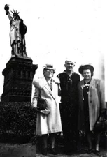 VTG 1944 RPPC NEW YORK CITY NY POSTCARD SAILOR 2 WOMEN STATUE OF LIBERTY WW II