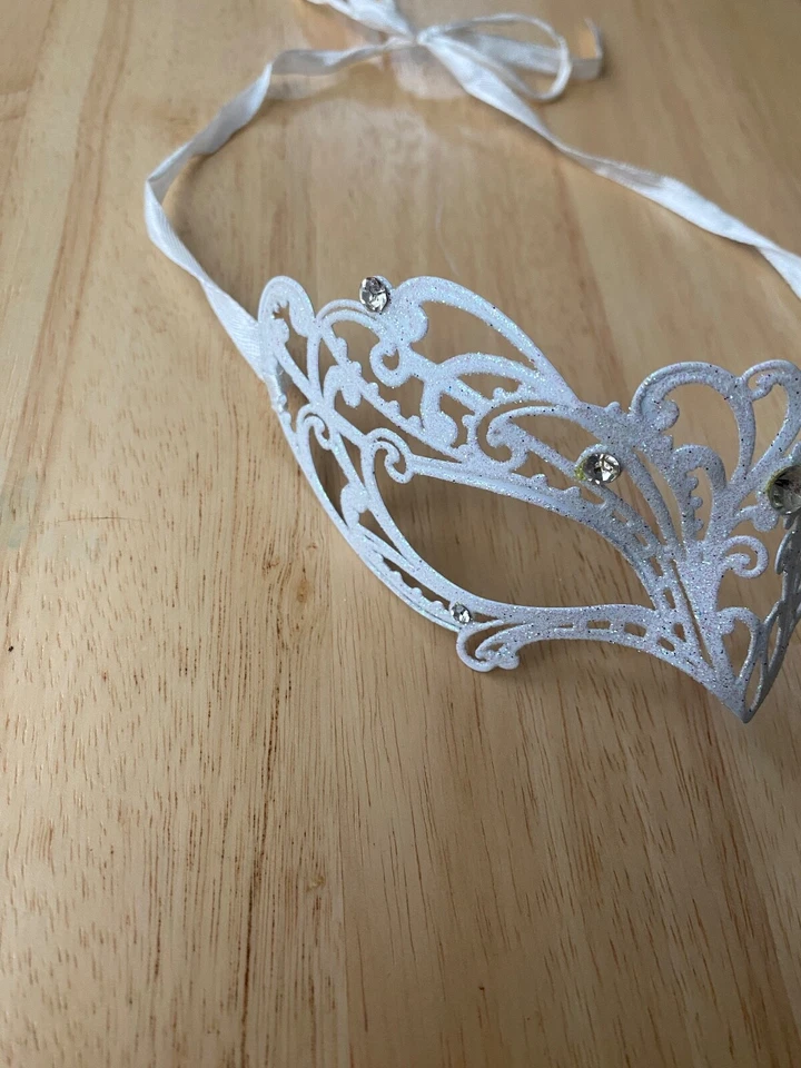 Máscara Mascarada Blanca Para Mujer 8" Metal Corte Láser Veneciano con Piedras, Media Máscara Foto 2 de 4
