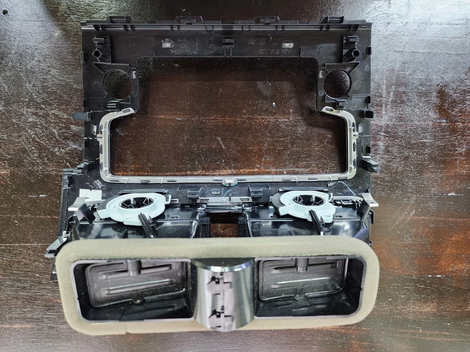 VOLKSWAGEN GTI 2015-2017 FIBRA DE CARBONO VENTILACIONES DE AIRE CON MOLDURA DE RADIO 5gm819728 OEM Foto 3 de 3