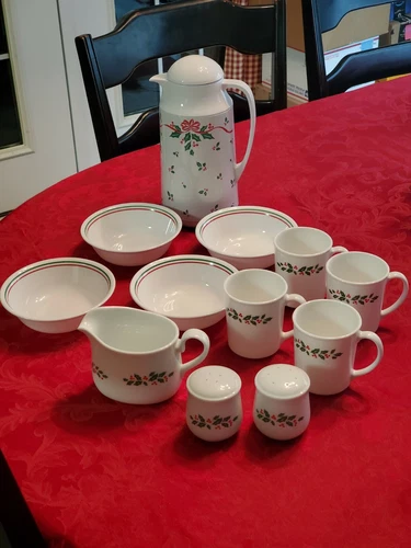 Corelle 12 PIECE WINTER HOLLY CHRISTMAS DINNERWARE Coffee Pot Mugs Bowls Lot