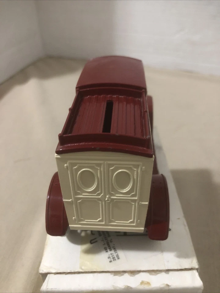Banco de entrega ERTL 1913 modelo T 1989 90 aniversario Walgreens Co fundido a presión Foto 4 de 4