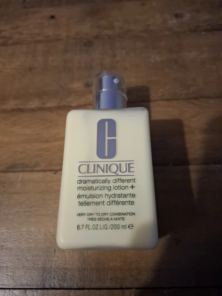Clinique Dramatically Different Moisturizing Lotion + 200ml Very Dry/Dry Comb - Image 3 of 3