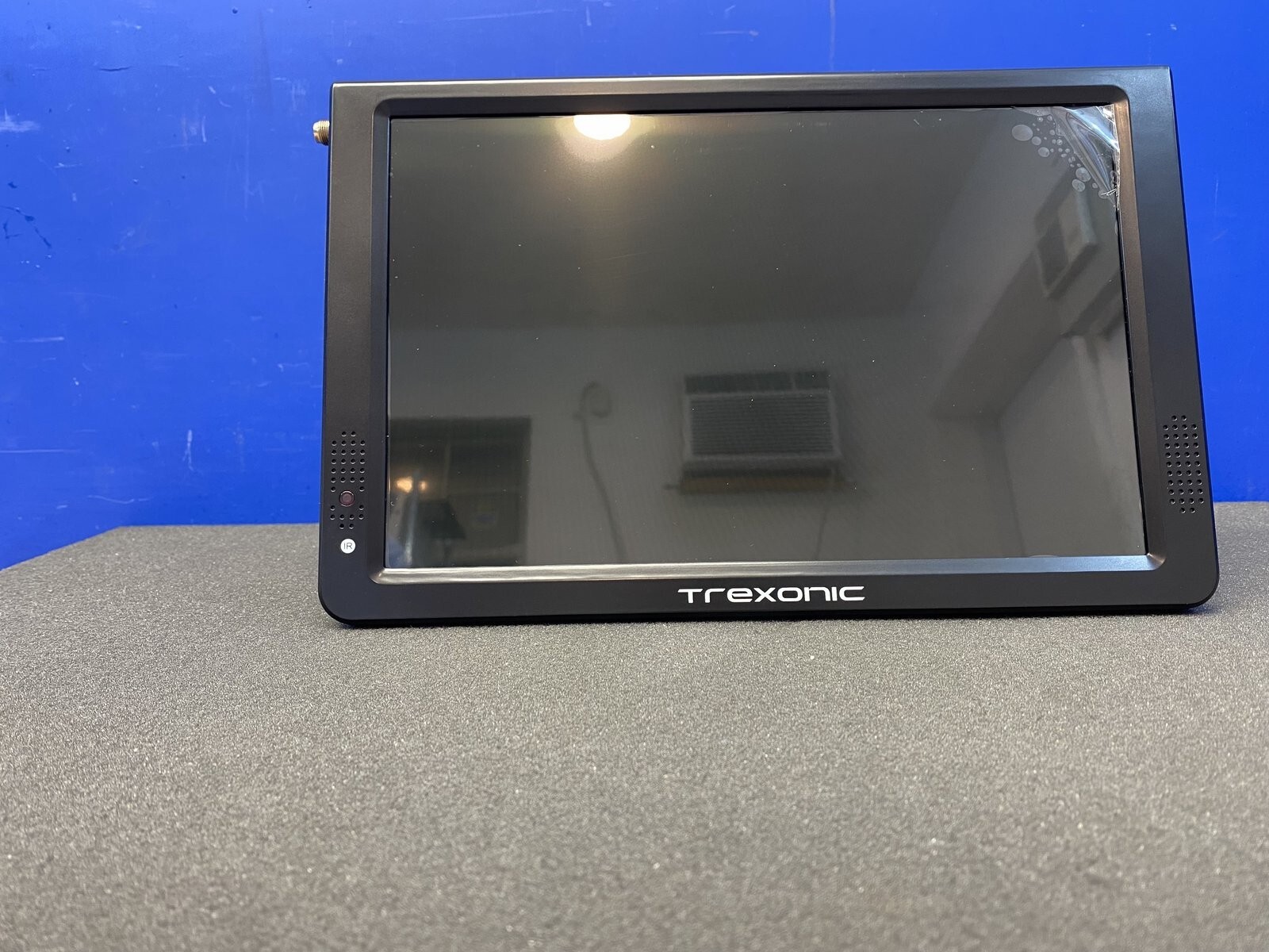 TREXONIC PORTABLE ULTRA LIGHTWEIGHT WIDESCREEN 12" LED TV WITH HDMI, SD