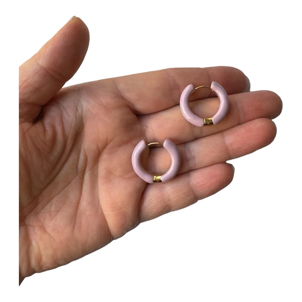 ZARD Pastel Pink Enamel Huggie Hoop Earrings - Изображение 3 из 3