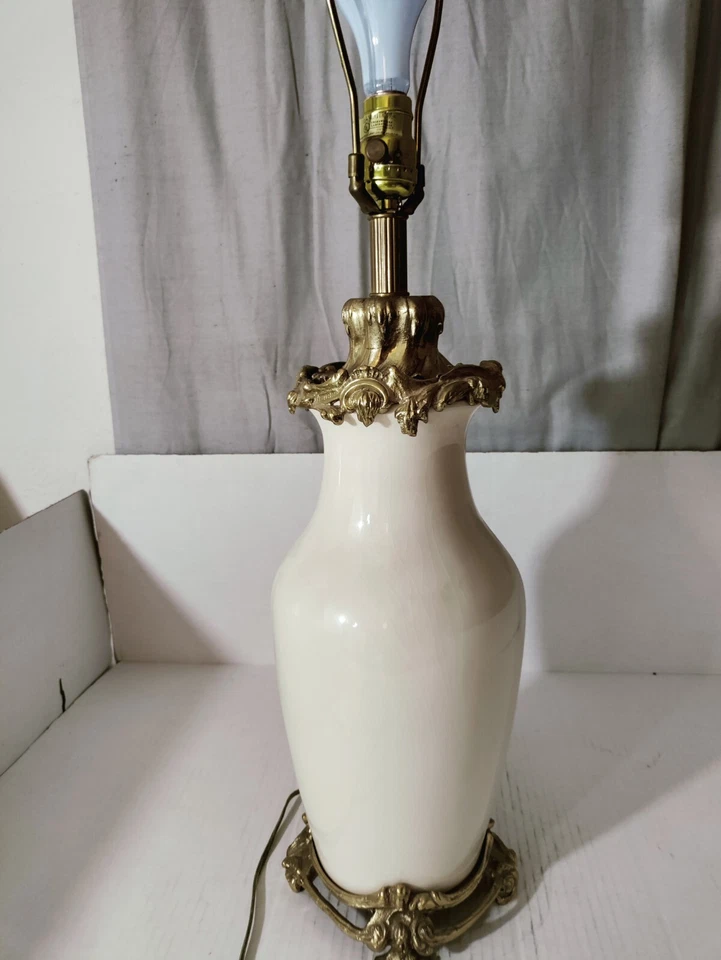 Chino - Urna esmaltada craquelada blanquecina montada como lámpara de mesa con base de latón... Foto 4 de 4