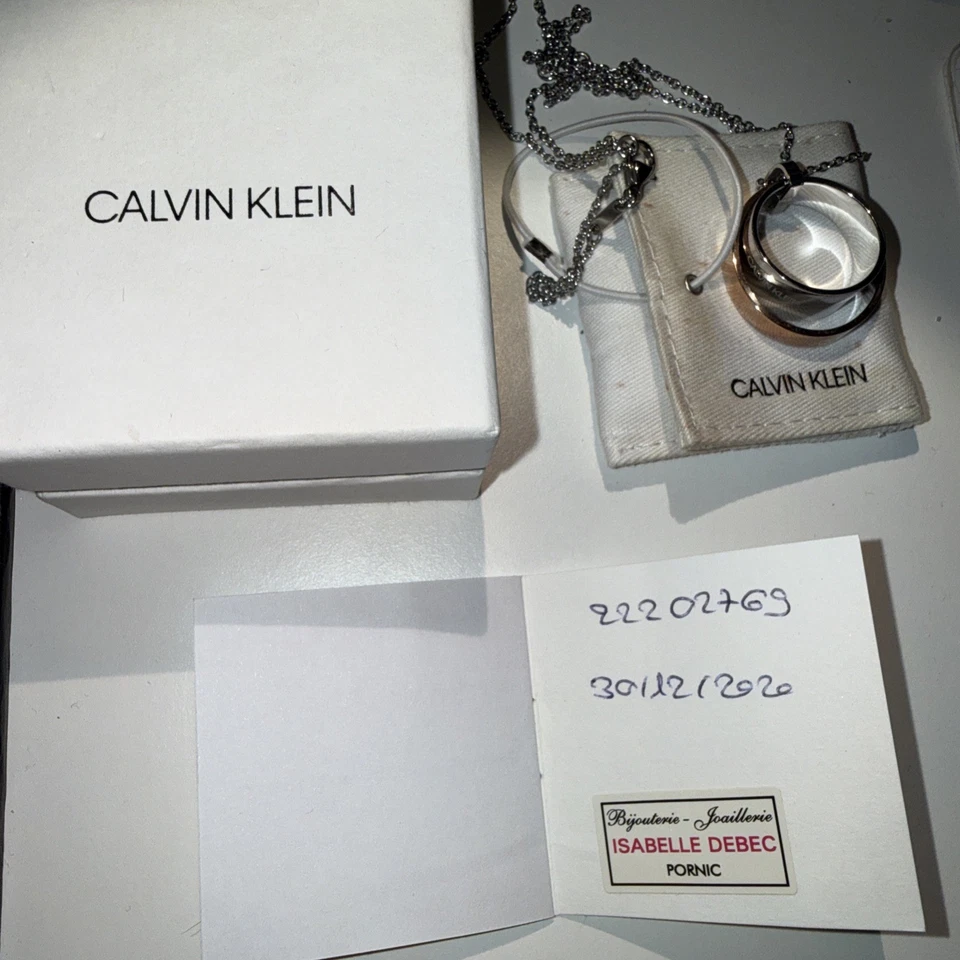Collier pendentif Calvin Klein – Anneau noir et argent – Bijou design - Photo 3/3