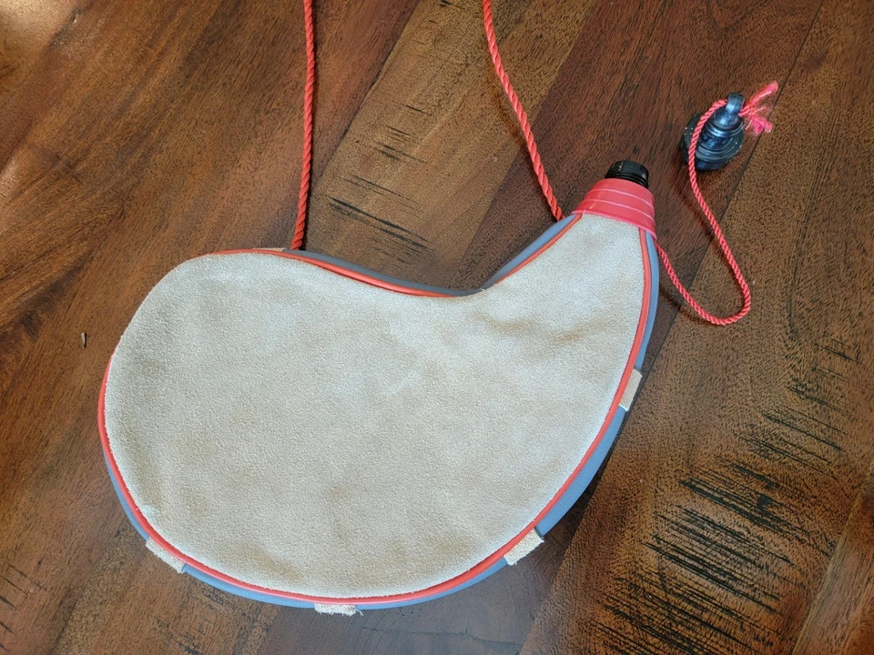 Bolso Bota Español Piel de Vino, 2 Litros, Gamuza Cuero Agua/Vino Cantimplora con Correa Foto 4 de 4